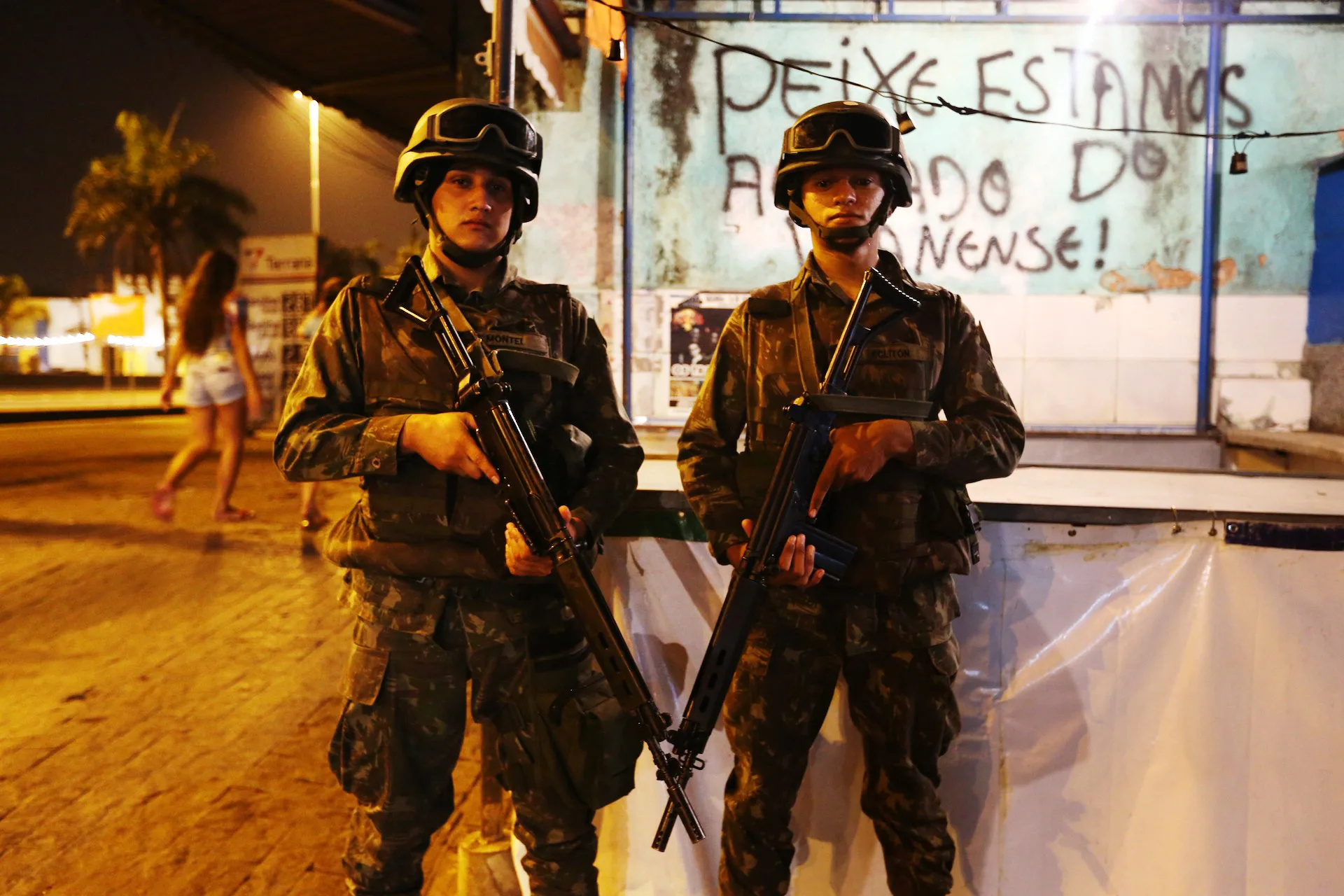 Back in Complexo da Maré heavily armed, mainly young, army